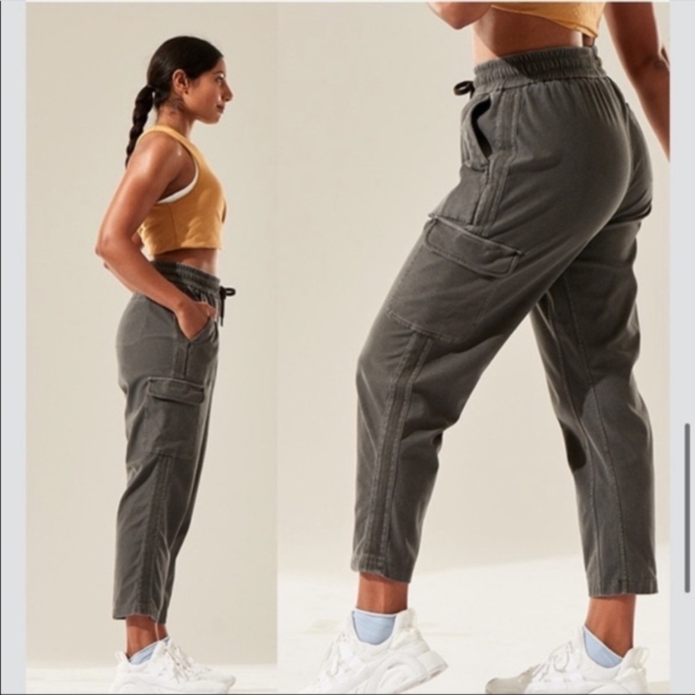 Athleta Farallon Cargo Crop EUC
